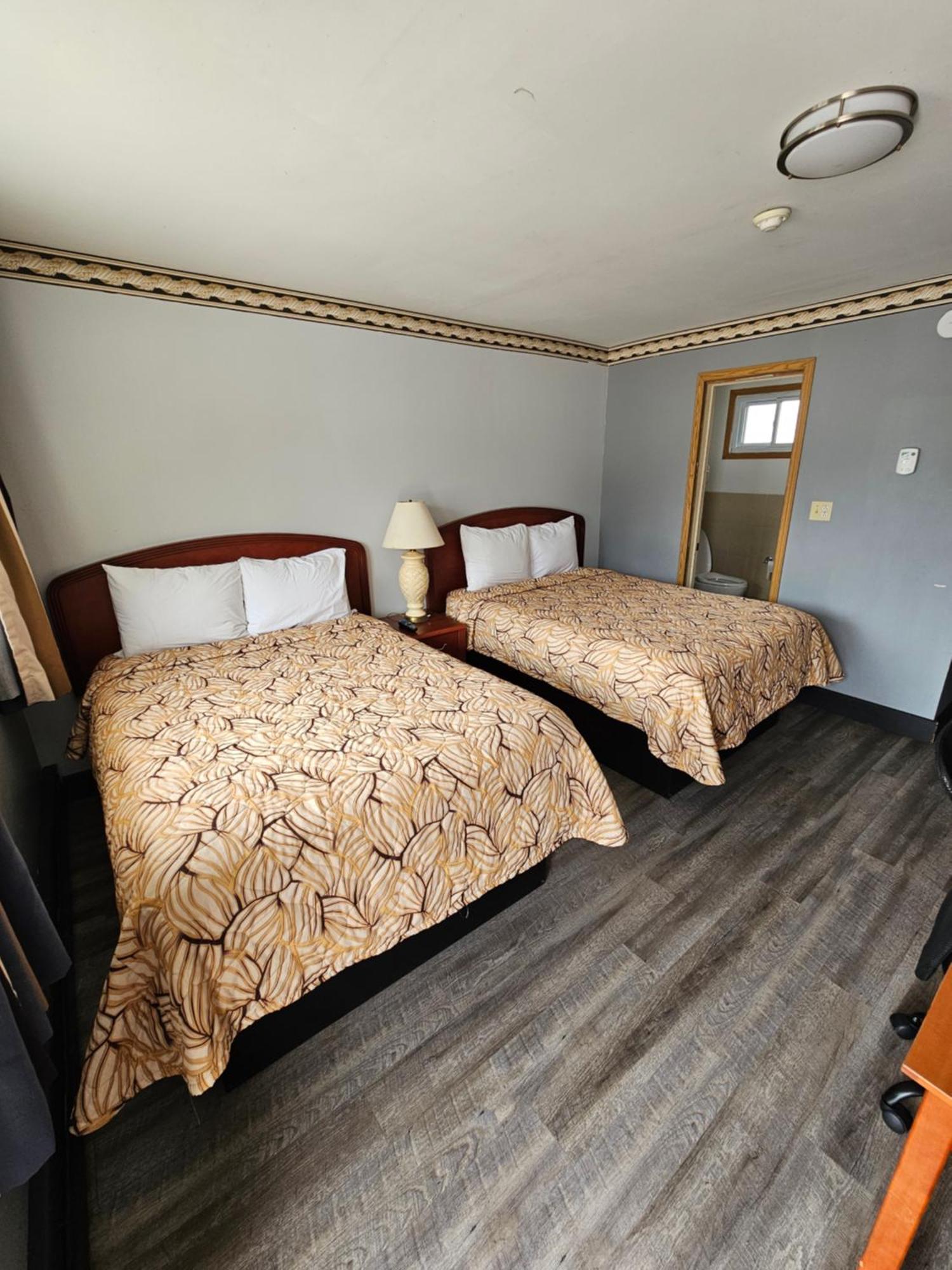 Mount Forest Forest Plaza Motel מראה חיצוני תמונה