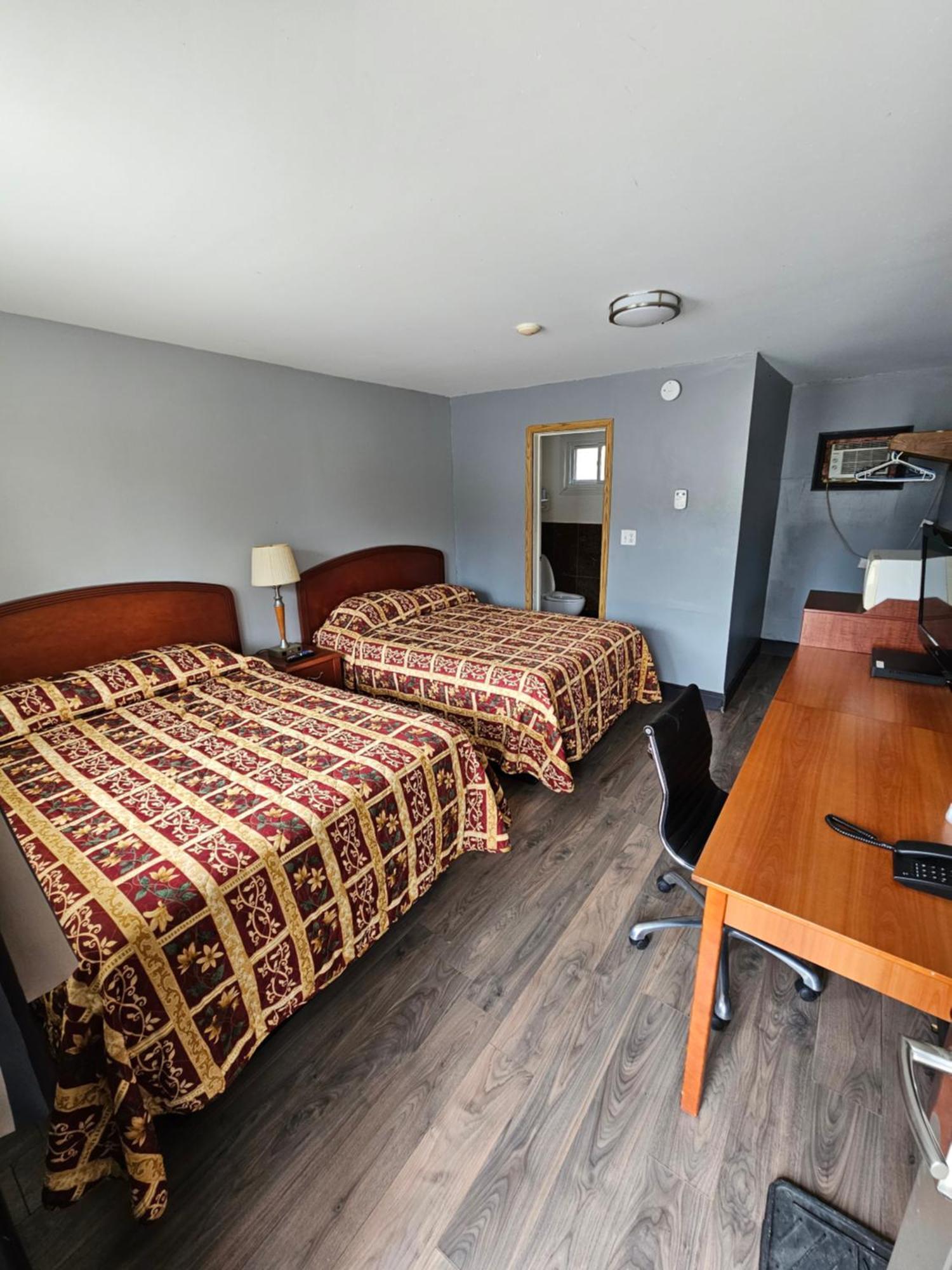 Mount Forest Forest Plaza Motel מראה חיצוני תמונה