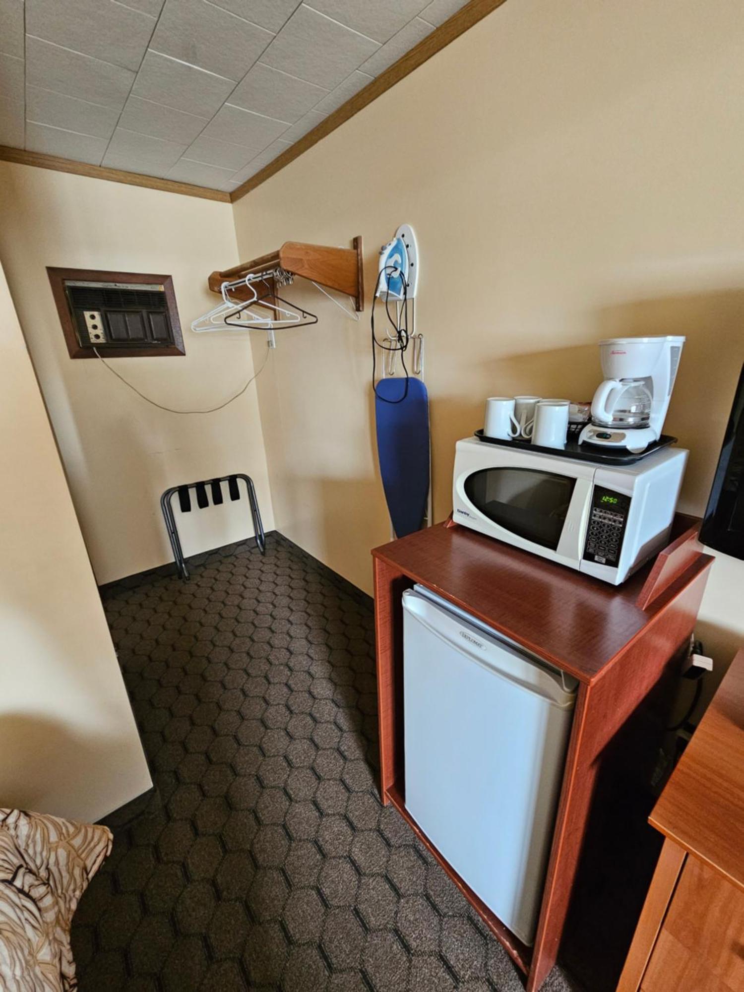 Mount Forest Forest Plaza Motel מראה חיצוני תמונה