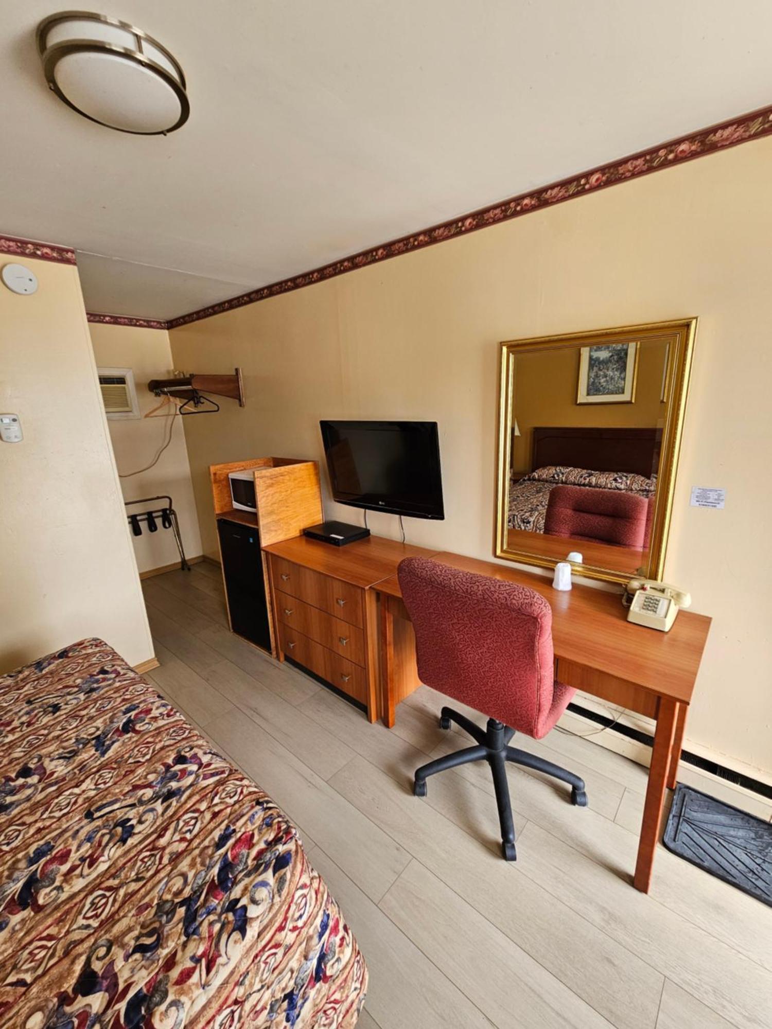 Mount Forest Forest Plaza Motel מראה חיצוני תמונה