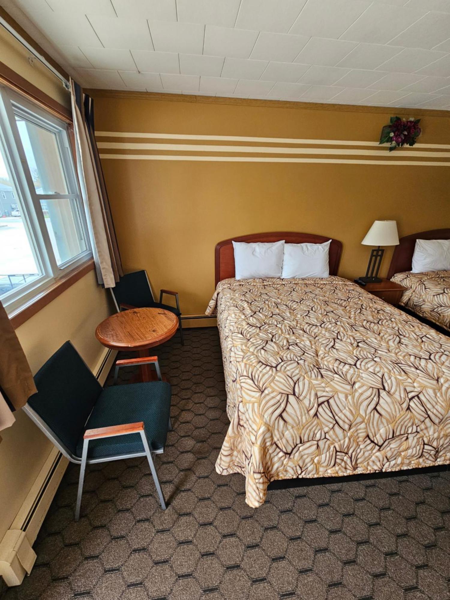 Mount Forest Forest Plaza Motel מראה חיצוני תמונה