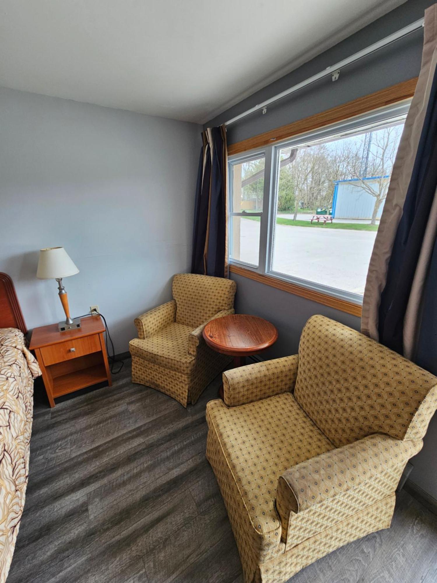 Mount Forest Forest Plaza Motel מראה חיצוני תמונה