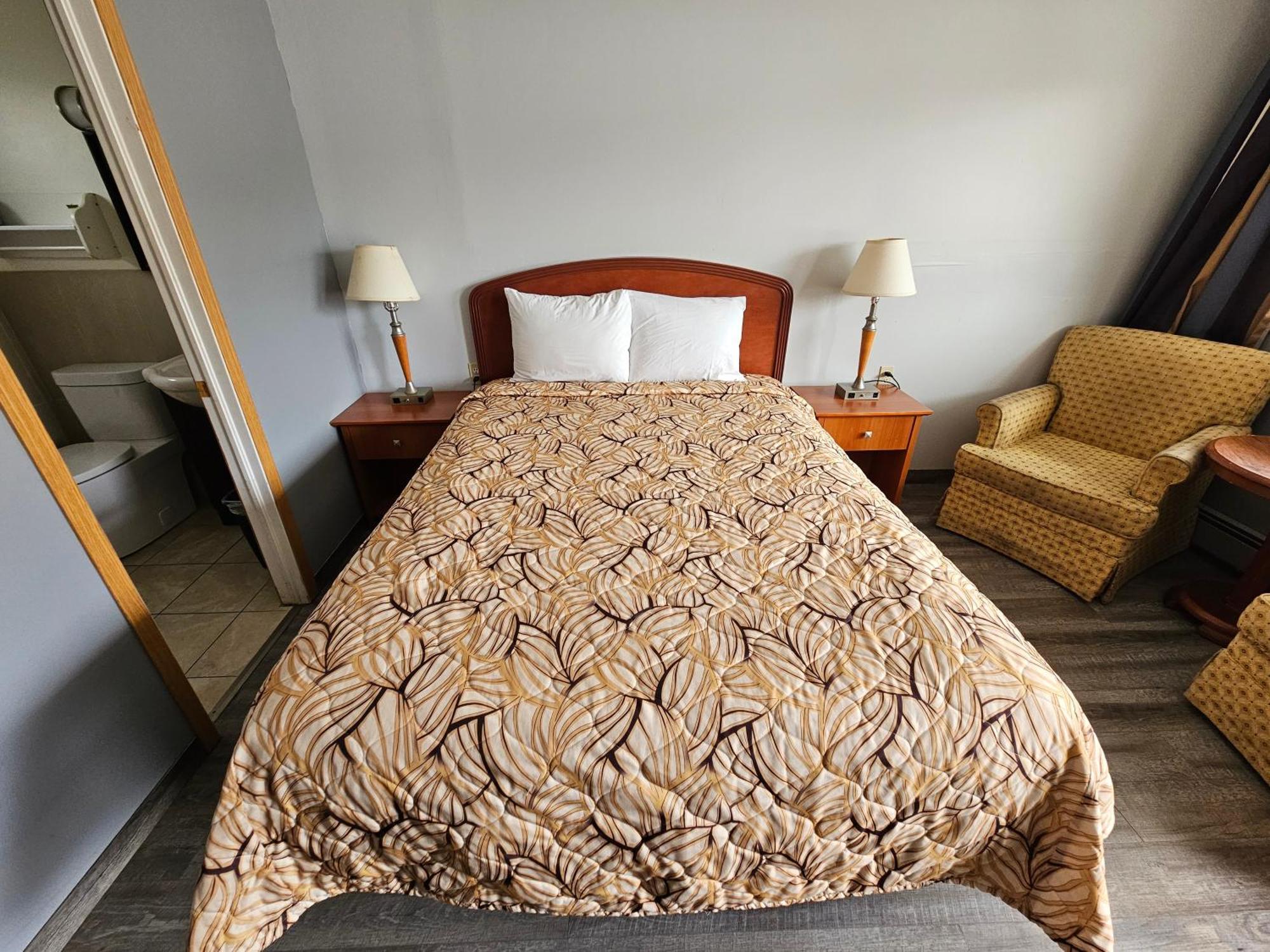 Mount Forest Forest Plaza Motel מראה חיצוני תמונה