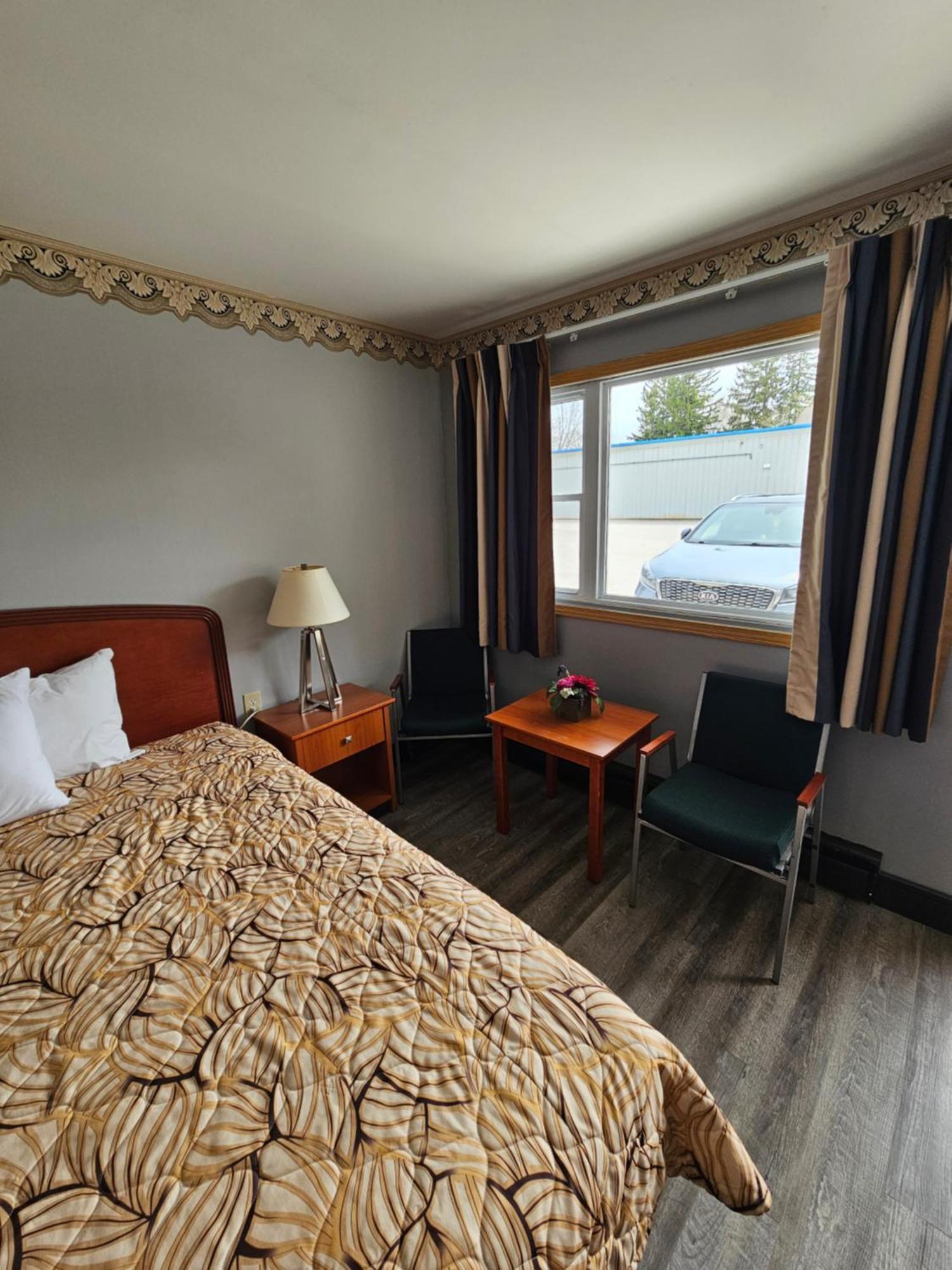 Mount Forest Forest Plaza Motel מראה חיצוני תמונה