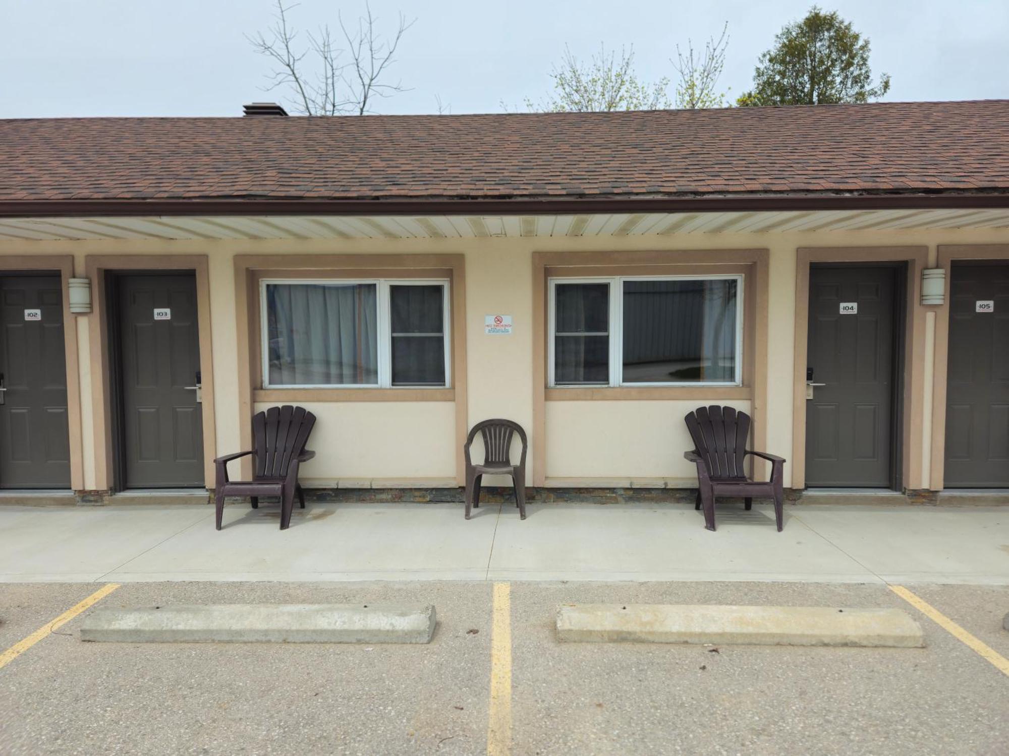Mount Forest Forest Plaza Motel מראה חיצוני תמונה