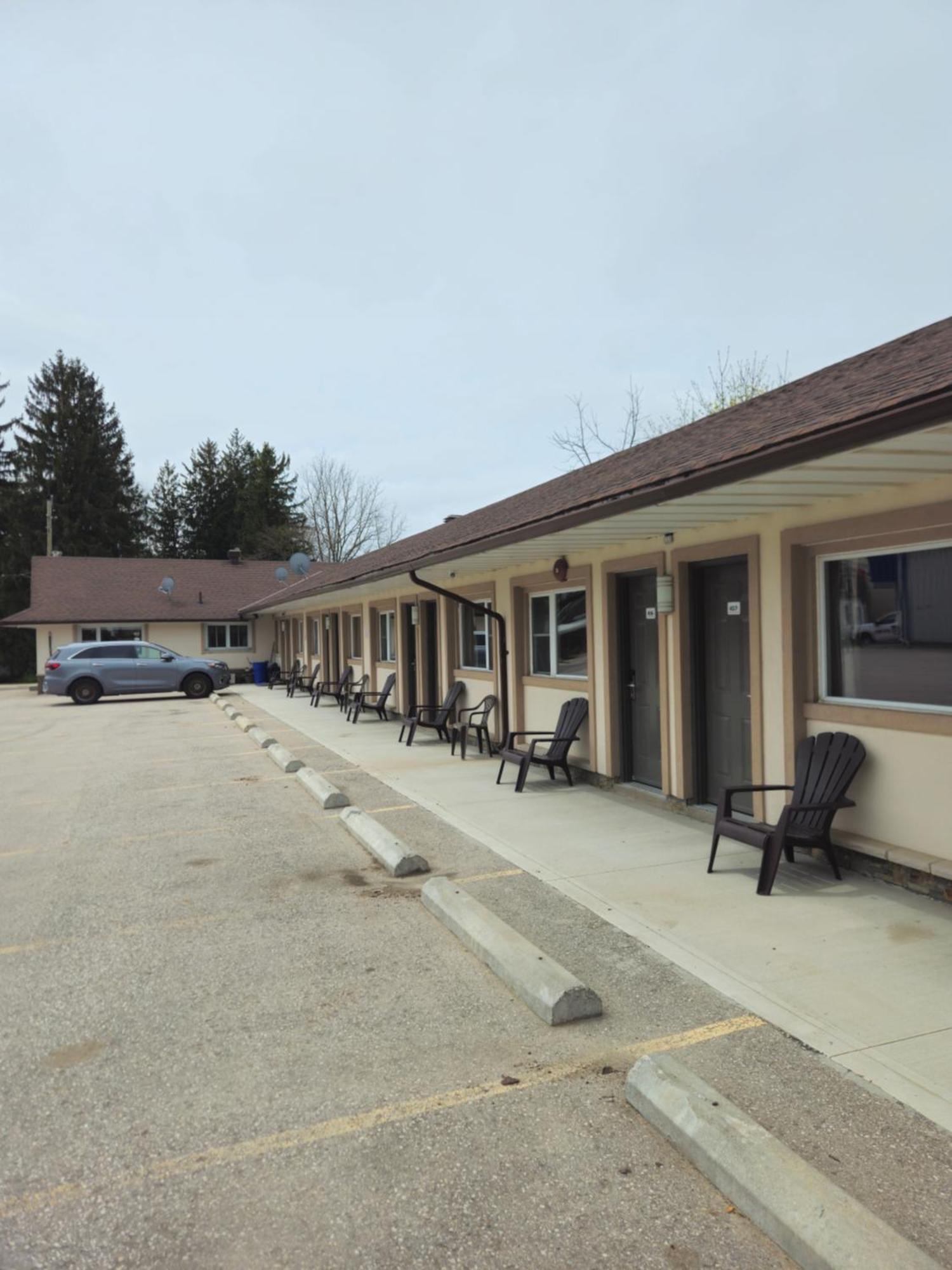 Mount Forest Forest Plaza Motel מראה חיצוני תמונה