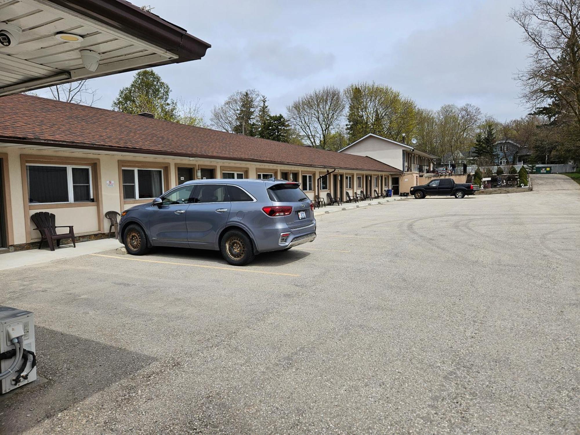 Mount Forest Forest Plaza Motel מראה חיצוני תמונה