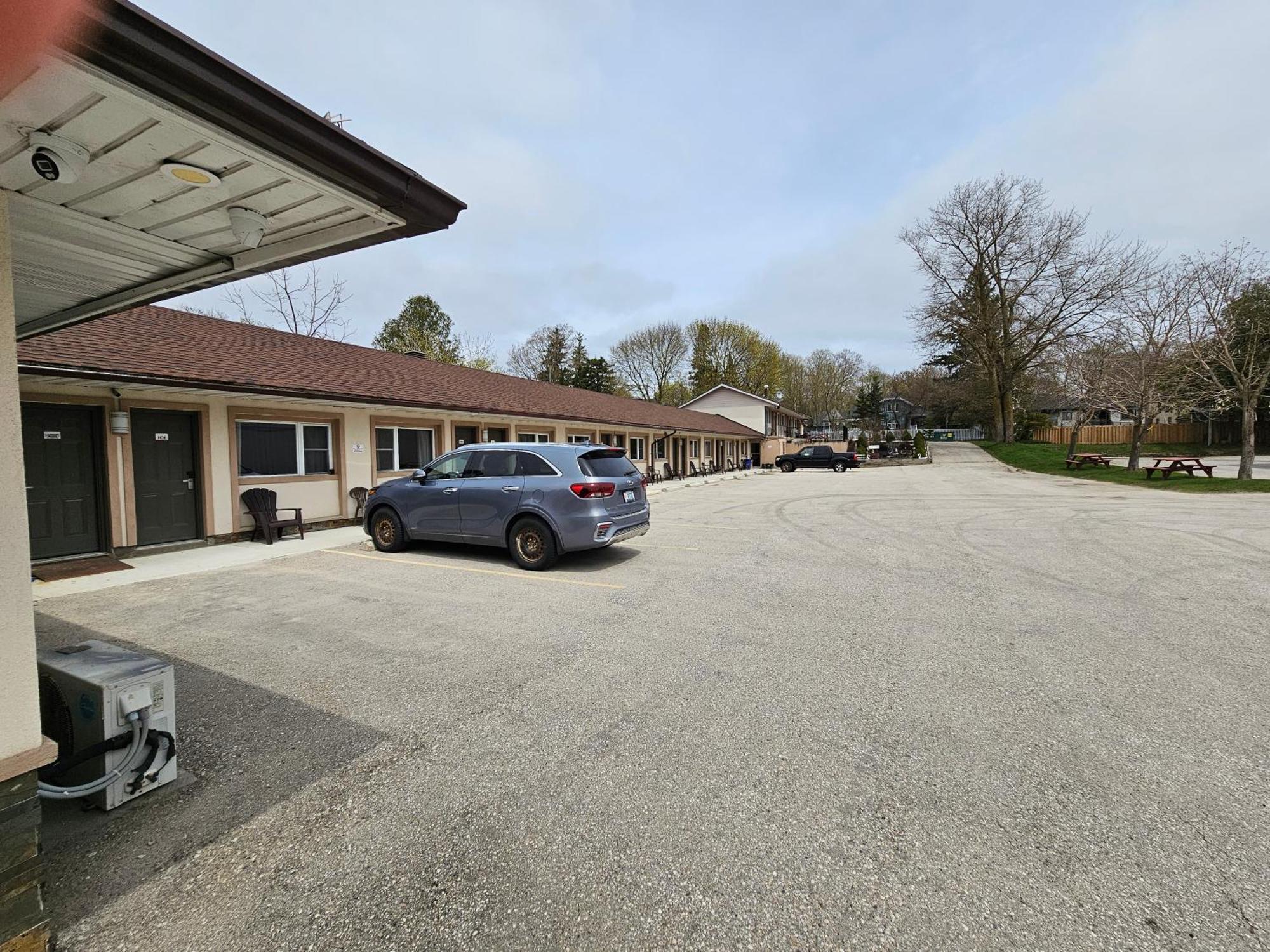 Mount Forest Forest Plaza Motel מראה חיצוני תמונה