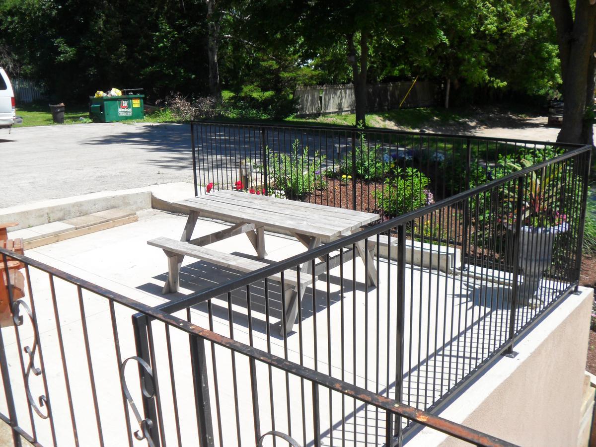 Mount Forest Forest Plaza Motel מראה חיצוני תמונה