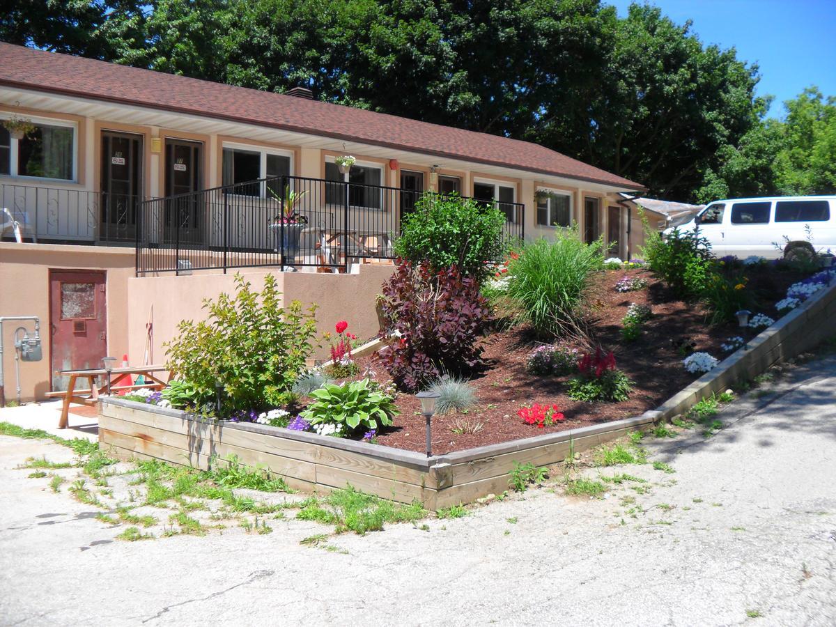 Mount Forest Forest Plaza Motel מראה חיצוני תמונה