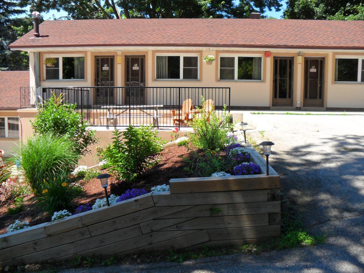 Mount Forest Forest Plaza Motel מראה חיצוני תמונה