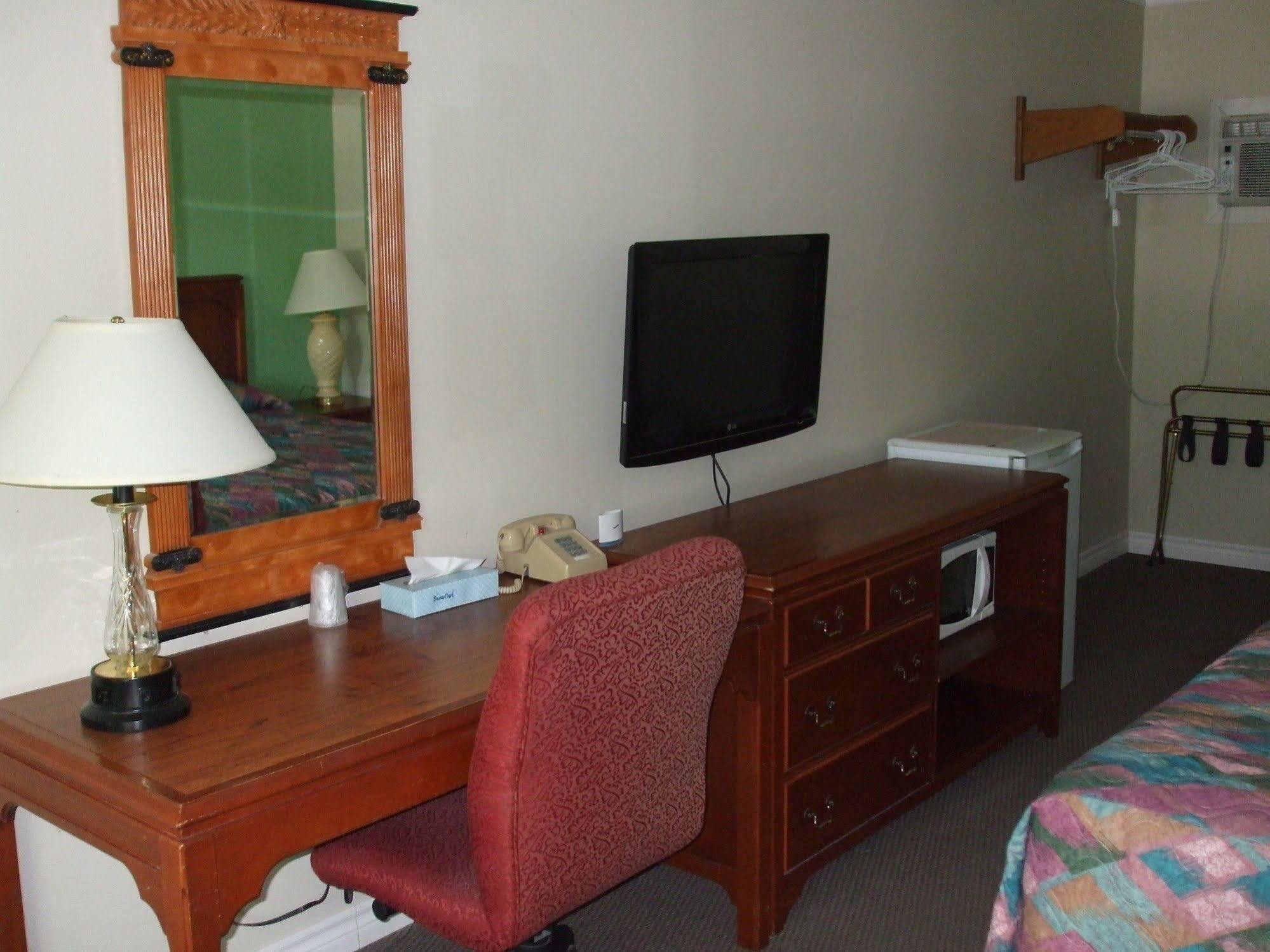Mount Forest Forest Plaza Motel מראה חיצוני תמונה