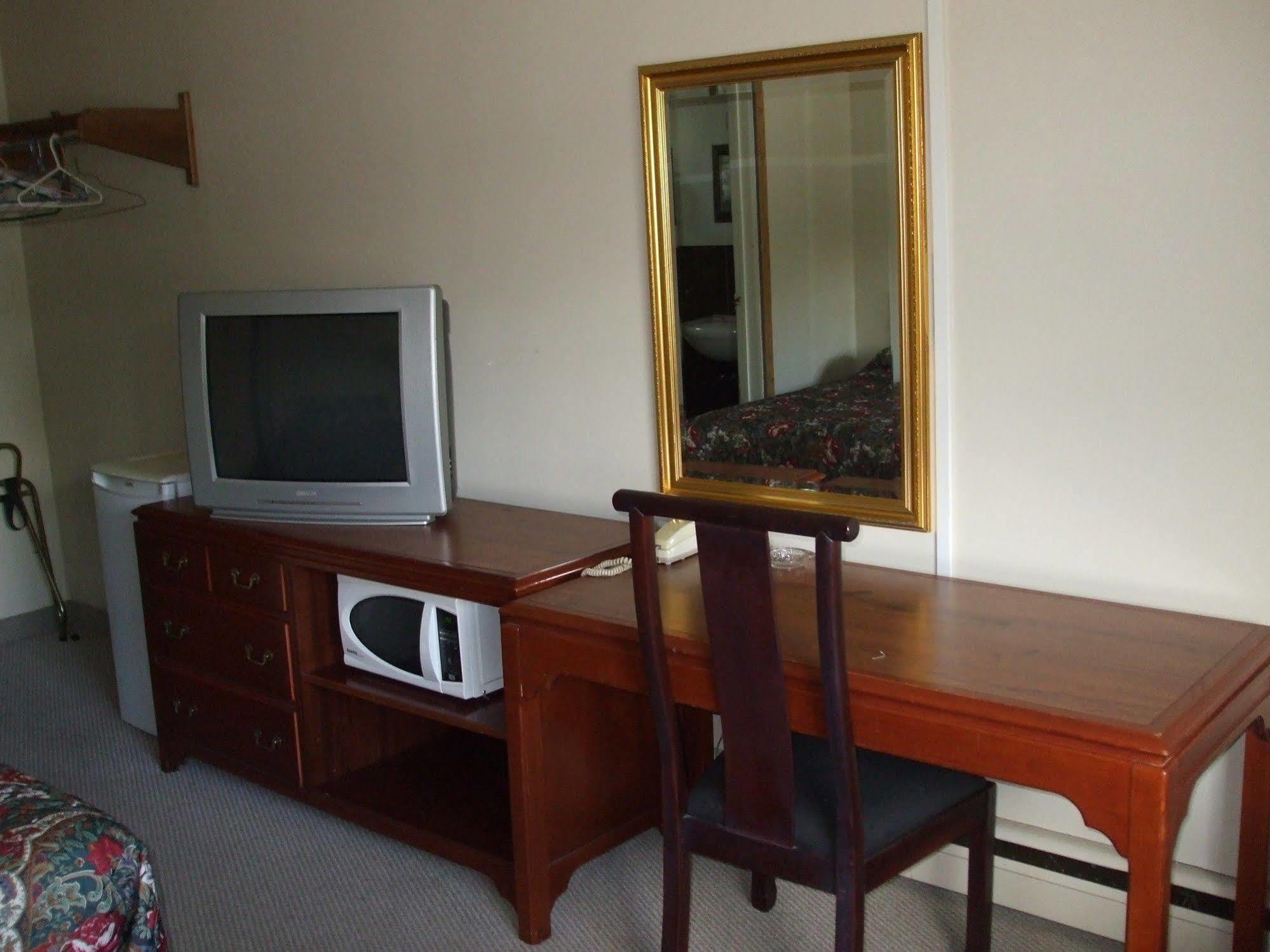 Mount Forest Forest Plaza Motel מראה חיצוני תמונה