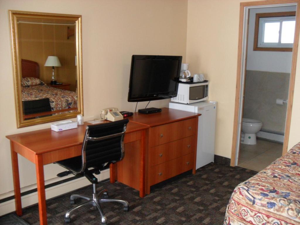 Mount Forest Forest Plaza Motel מראה חיצוני תמונה