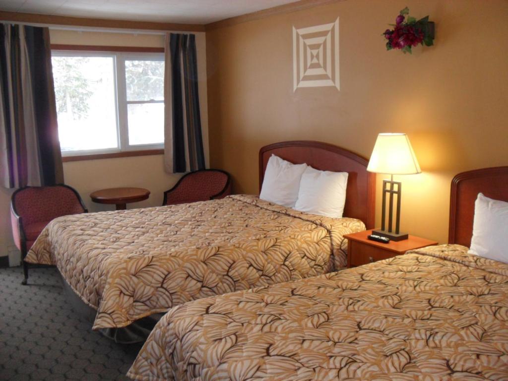 Mount Forest Forest Plaza Motel מראה חיצוני תמונה