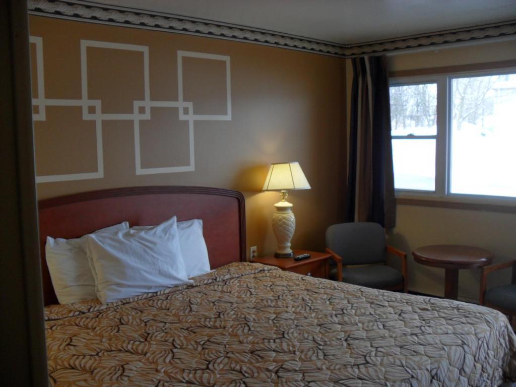 Mount Forest Forest Plaza Motel מראה חיצוני תמונה