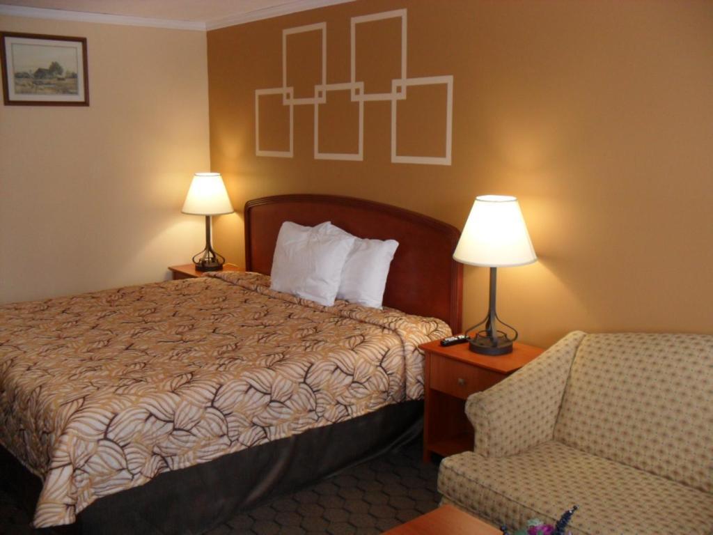 Mount Forest Forest Plaza Motel מראה חיצוני תמונה
