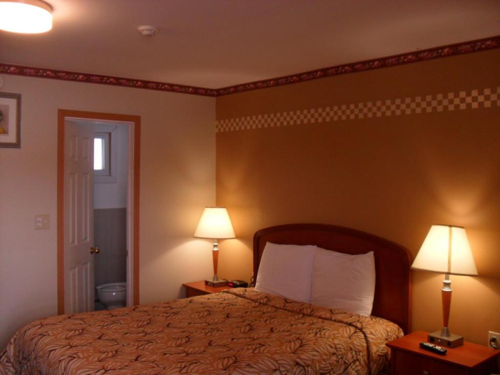 Mount Forest Forest Plaza Motel מראה חיצוני תמונה